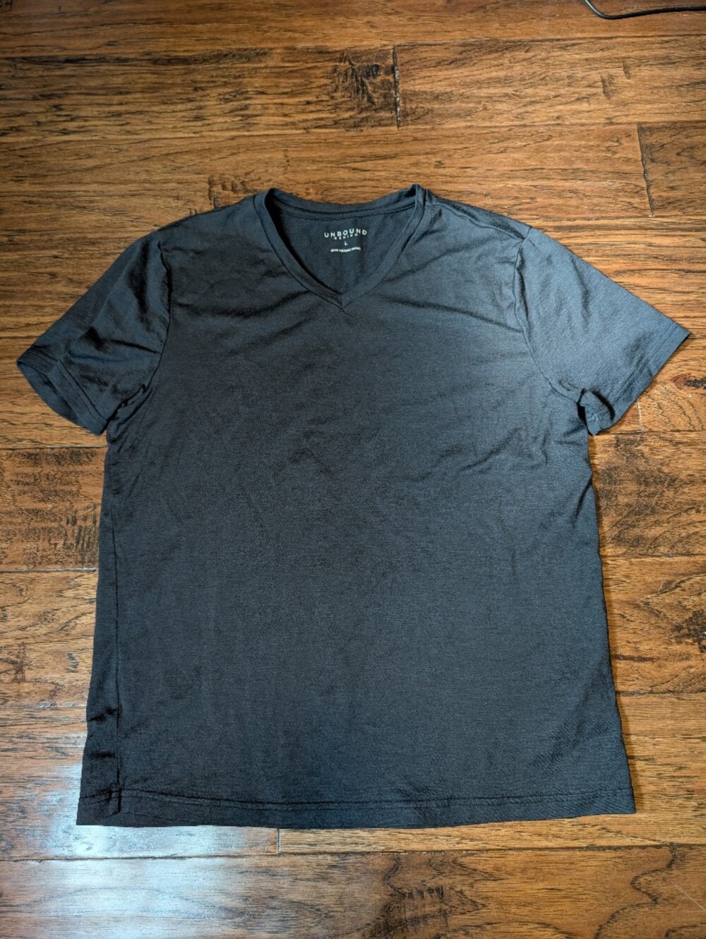 Unbound Merino Wool Men's V Neck Tshirt in Black Size Large